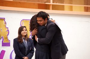 Abrazo cambio de mando Camilo y Carola